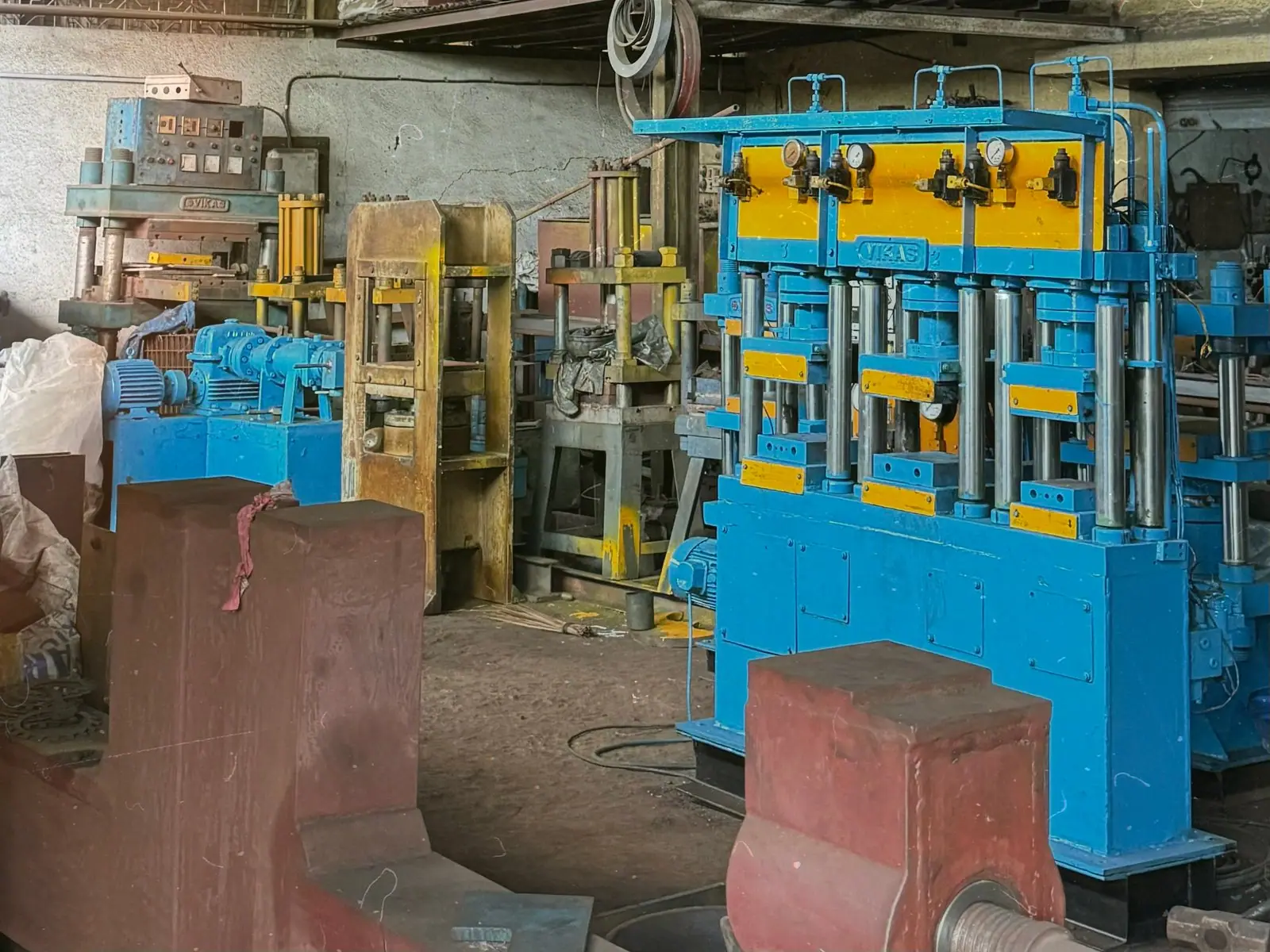 VIKAS multi-daylight hydraulic presses in the Vikas Industries workshop
